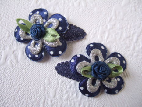 Satijnen polkadots bloem ~ M / 3,5 cm ~ Marine blauw - 3