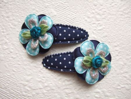 Satijnen polkadots bloem ~ 3,5 cm ~ Licht blauw - 3