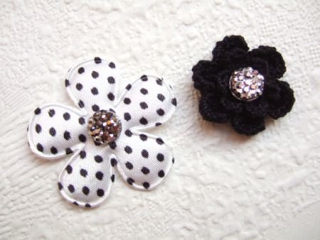 Satijnen polkadots bloem ~ 3,5 cm ~ Wit / zwart - 3