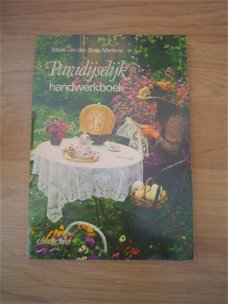 Paradijselijk handwerkboek door M. v/d Berk-Mertens
