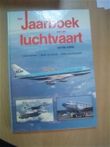 Het jaarboek van de luchtvaart door Thijs Postma e.a.