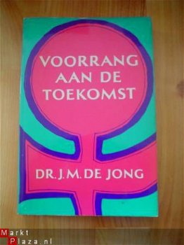 Voorrang aan de toekomst door J.M. de Jong - 1