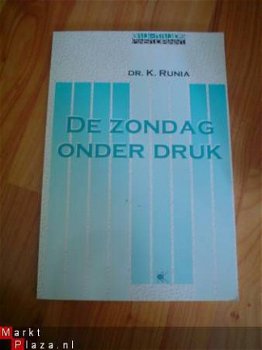 De zondag onder druk door dr. K. Runia - 1