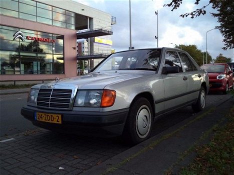 Mercedes-Benz 230 - E - 1