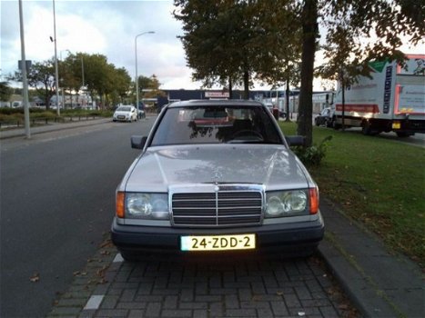 Mercedes-Benz 230 - E - 1