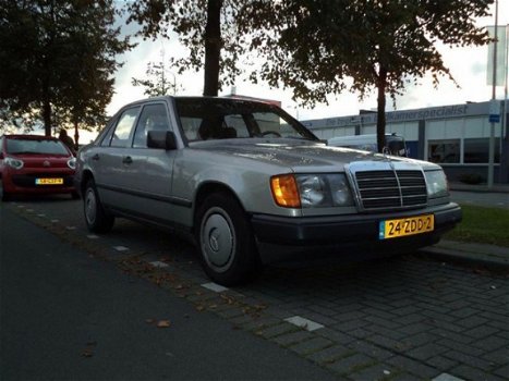 Mercedes-Benz 230 - E - 1