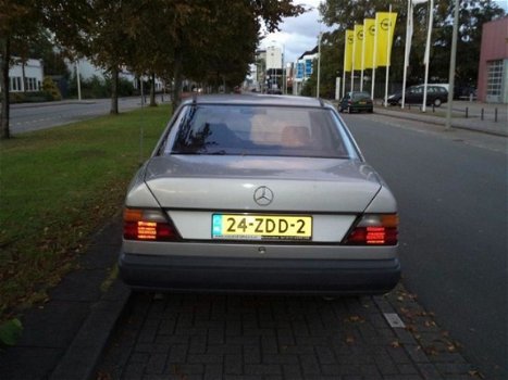 Mercedes-Benz 230 - E - 1