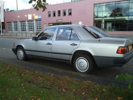 Mercedes-Benz 230 - E - 1