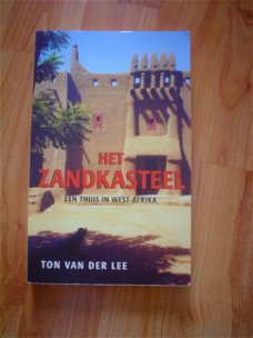 Het zandkasteel door Ton van der Lee