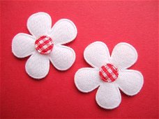 Witte vilt bloem met ruitjes hart ~ 3,5 cm ~ Rood