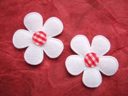 Witte vilt bloem met ruitjes hart ~ 3,5 cm ~ Rood - 2