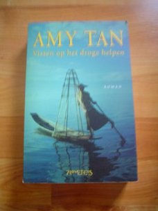 Vissen op het droge helpen door Amy Tan