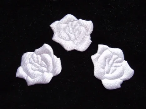 Wit satijnen roosje ~ 20 mm - 0