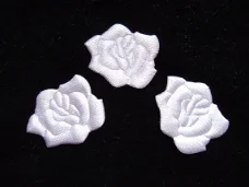 Wit satijnen roosje ~ 20 mm