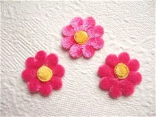 Lief velours bloemetje met geel hartje ~ 2,5 cm ~ Fuchsia roze