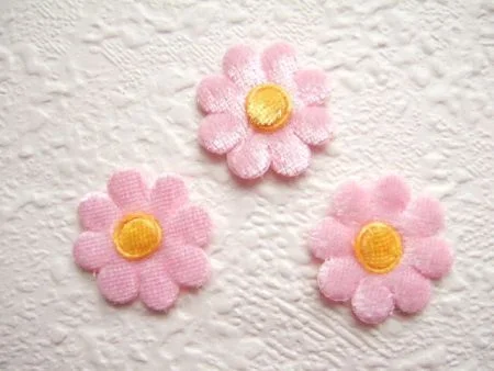 Lief velours bloemetje met geel hartje ~ 2,5 cm ~ Roze - nr. 1