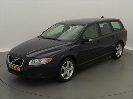 Volvo V70 - 2.4D Kinetic / airco-ecc / leder / navi / cruise / trekhaak / nw-model / nieuwstaat - 1