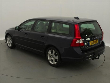 Volvo V70 - 2.4D Kinetic / airco-ecc / leder / navi / cruise / trekhaak / nw-model / nieuwstaat - 1