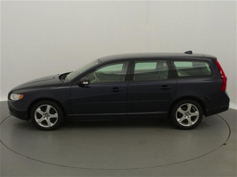 Volvo V70 - 2.4D Kinetic / airco-ecc / leder / navi / cruise / trekhaak / nw-model / nieuwstaat - 1