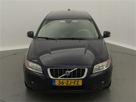 Volvo V70 - 2.4D Kinetic / airco-ecc / leder / navi / cruise / trekhaak / nw-model / nieuwstaat - 1