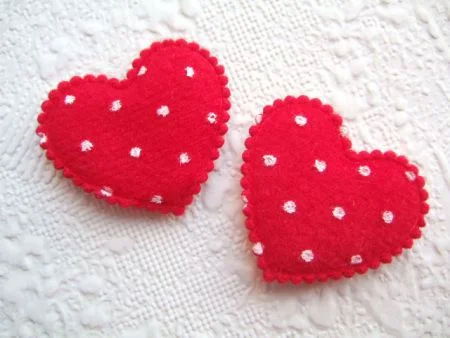 Polkadot hartjes van vilt ~ 3 cm ~ Rood - 0