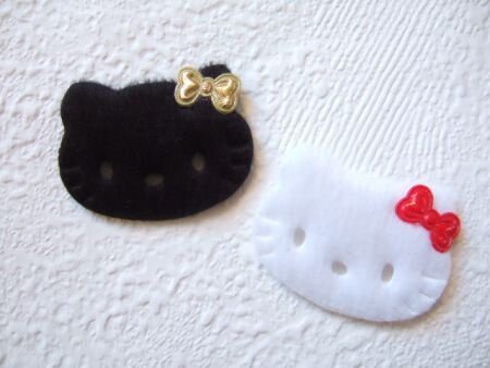 Lieve zwarte Hello Kitty met gouden strik ~ 4 cm - 3