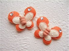 Mooi oranje vlindertje met houten kraaltje ~ 3,5 cm
