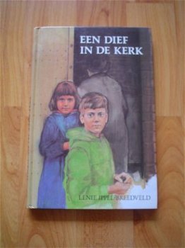 Een dief in de kerk door Lenie Ippel-Breedveld - 1