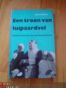 Een troon van luipaardvel door Eduard Messer