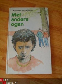 Met andere ogen door C.M. van den Berg-Akkerman - 1