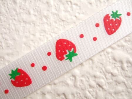 Wit met rode aardbeien satijnband ~ 12 mm - 0