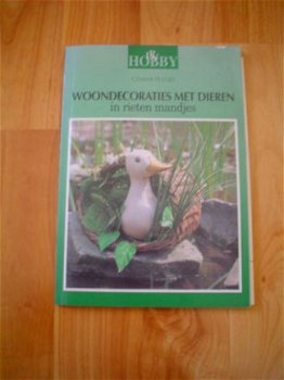 Woondecoraties met dieren in rieten mandjes door G. te Loo - 1