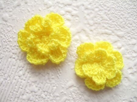 Gehaakt dubbel bloemetje ~ 2,5 cm ~ Citroen geel - 0