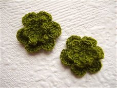 Gehaakt dubbel bloemetje ~ 2,5 cm ~ Olijf groen