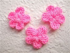 Klein gehaakt bloemetje ~ 2 cm ~ Donker roze