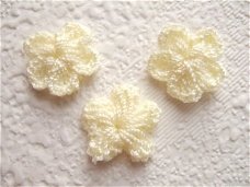 Klein gehaakt bloemetje ~ 2 cm ~ Licht geel