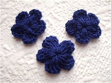 Klein gehaakt bloemetje ~ 2 cm ~ Donker blauw