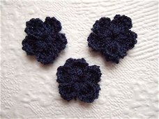 Klein gehaakt bloemetje ~ 2 cm ~ Marine blauw