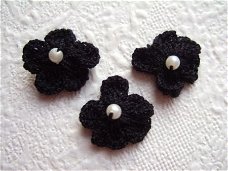 Klein gehaakt bloemetje met pareltje ~ 2 cm ~ Zwart