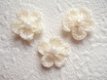 Klein gehaakt bloemetje met pareltje ~ 2 cm ~ Ivoor - 0 - Thumbnail