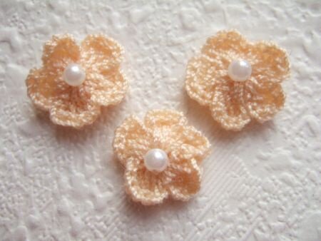Klein gehaakt bloemetje met pareltje ~ 2 cm ~ Crème - 0
