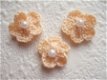 Klein gehaakt bloemetje met pareltje ~ 2 cm ~ Crème - 0 - Thumbnail