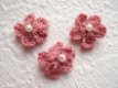 Klein gehaakt bloemetje met pareltje ~ 2 cm ~ Oud roze - 0 - Thumbnail
