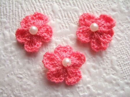 Klein gehaakt bloemetje met pareltje ~ 2 cm ~ Koraal roze - 0