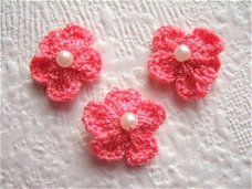 Klein gehaakt bloemetje met pareltje ~ 2 cm ~ Koraal roze