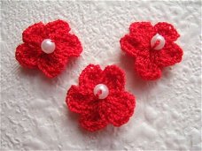 Klein gehaakt bloemetje met pareltje ~ 2 cm ~ Rood