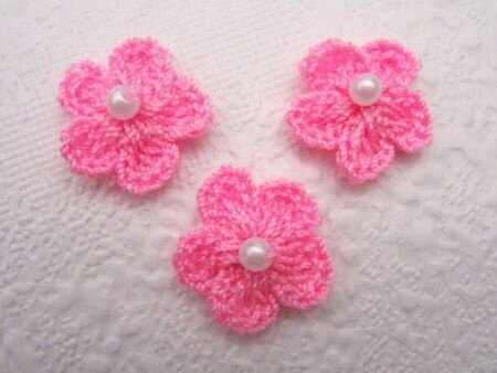 Klein gehaakt bloemetje met pareltje ~ 2 cm ~ Roze - 0