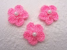 Klein gehaakt bloemetje met pareltje ~ 2 cm ~ Roze
