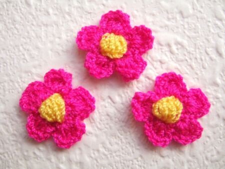 Gehaakt bloemetje ~ 2 cm ~ Fuchsia roze / geel - 0