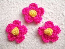 Gehaakt bloemetje ~ 2 cm ~ Fuchsia roze / geel